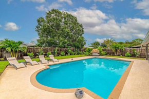 Private Backyard Oasis! Hot Tub & Salt Water Pool!